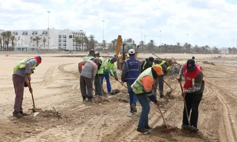 جماعة أكادير تطلق حملة استعجالية لتنظيف الشاطئ بعد التساقطات المطرية الأخيرة